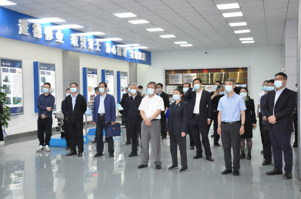 中共云南省委办公厅调研组到 尊龙集团官网发展调研